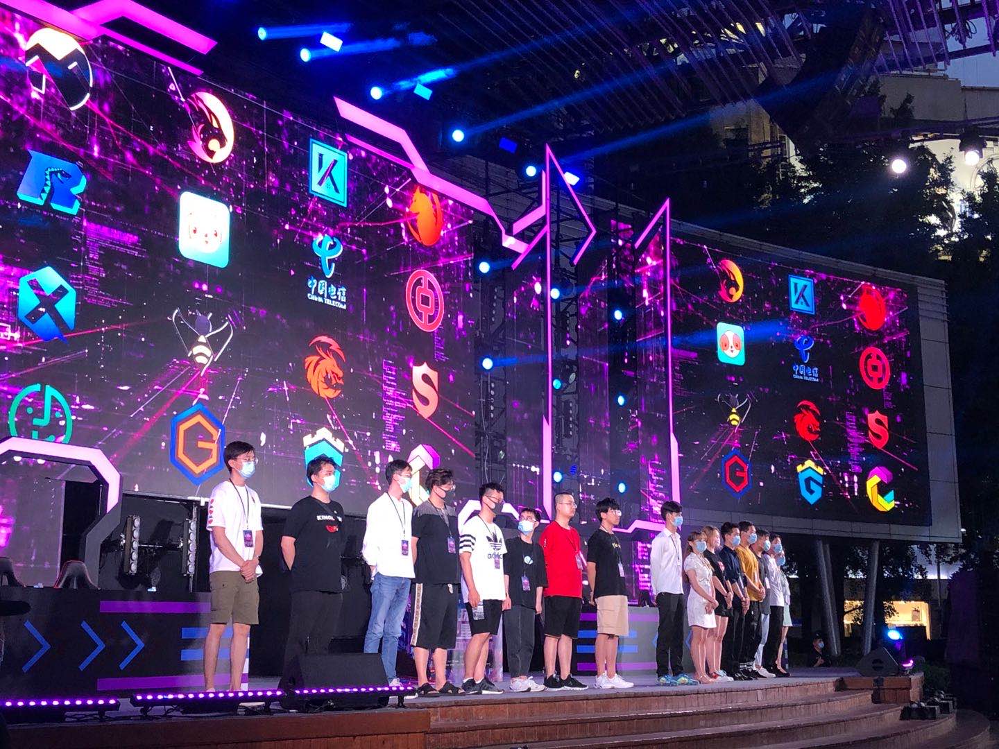 她深知在这 她深知在这